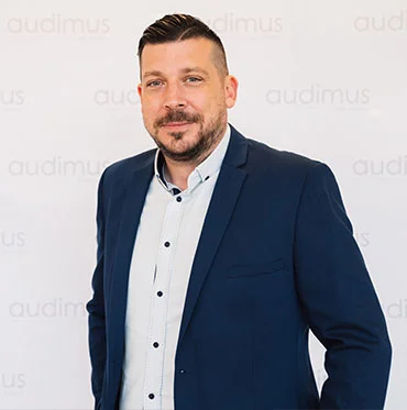 Marc Konder, Leiter des Vertriebs und Partnermanagements bei audimus, vor einem audimus-Hintergrund, verantwortlich für die Betreuung der OHRbit-Einsätze in Norddeutschland.