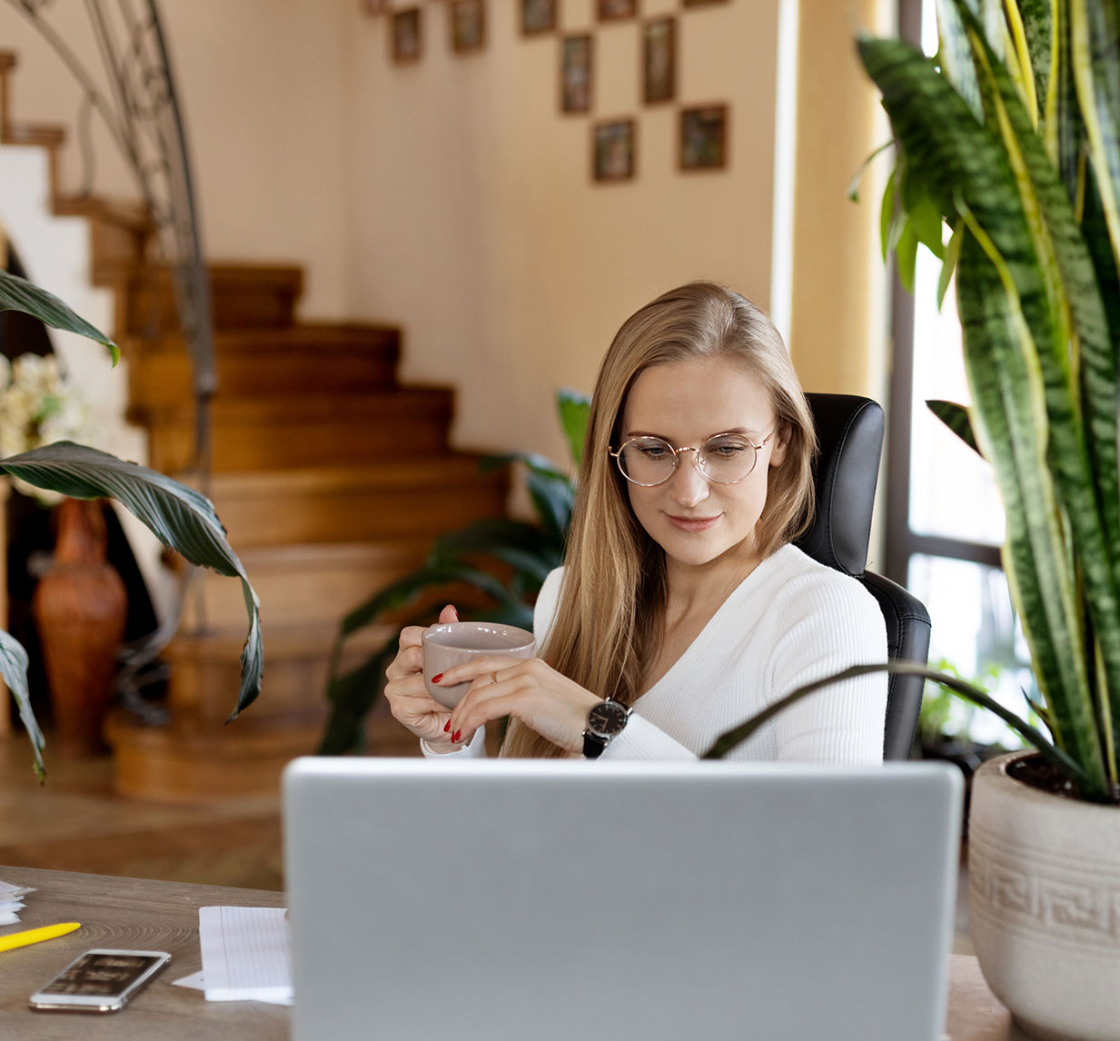 Flexible Remote-Arbeit in der Hörakustik: Effiziente Verwaltung von Hörsystemen und Kundenberatung von zu Hause aus.