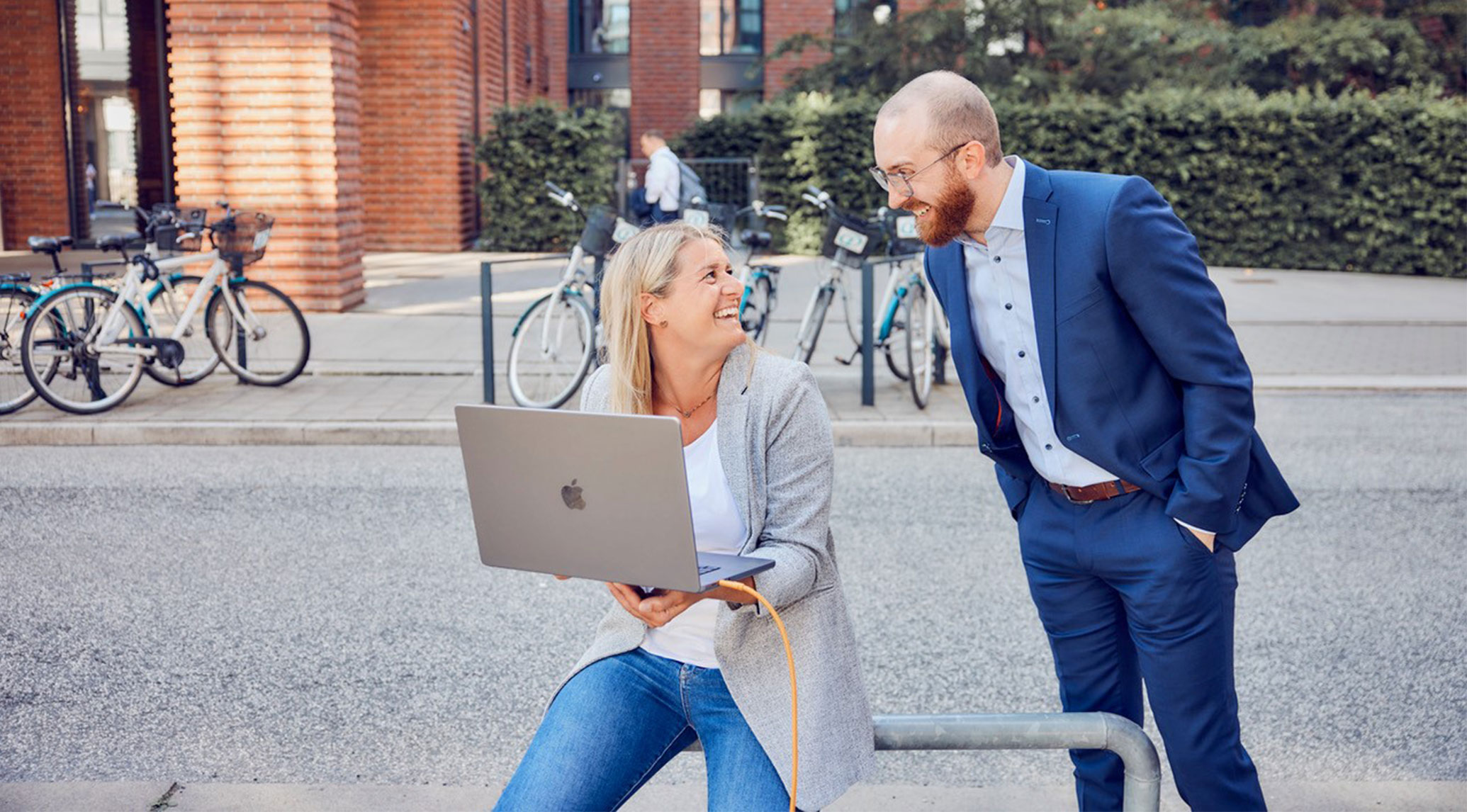 Effizientes Arbeiten im Freien: Remote-Arbeit in der Hörakustik-Branche, unterstützt durch digitale Lösungen.